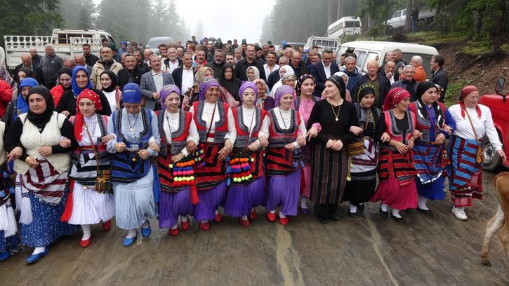 Trabzon'da süslü hayvanlar ve yöresel kıyafetlerle geleneksel yayla göçü