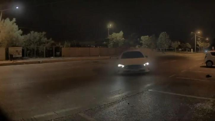 Beylikdüzü’nde kazanın ardından savrulan otomobil yol kenarında oturanların arasına daldı: 6 yaralı