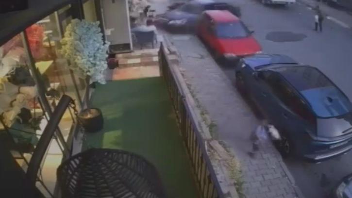 Arnavutköy'de fren yerine gaza basan sürücü kaldırımdaki kişiye çarptı; kaza kamerada