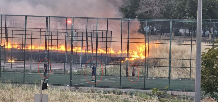 Yangına rağmen futbol oynamaya devam ettiler; o anlar kamerada