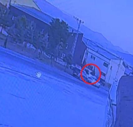 Kaza sonrası kaçmaya çalışan sürücünün minibüsle yayalara çarptığı anlar kamerada