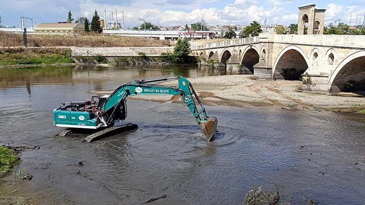 Debisi düşen Tunca Nehri’nde temizleme çalışması