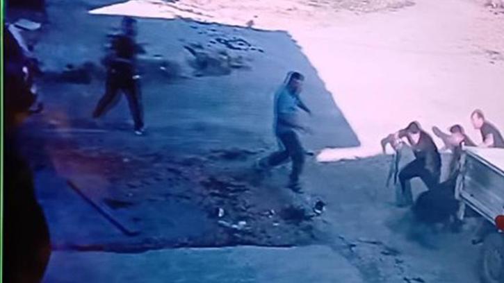 'Çöp dökme' kavgasında av tüfeğiyle vurulan kişi yaralandı; olay anı kamerada