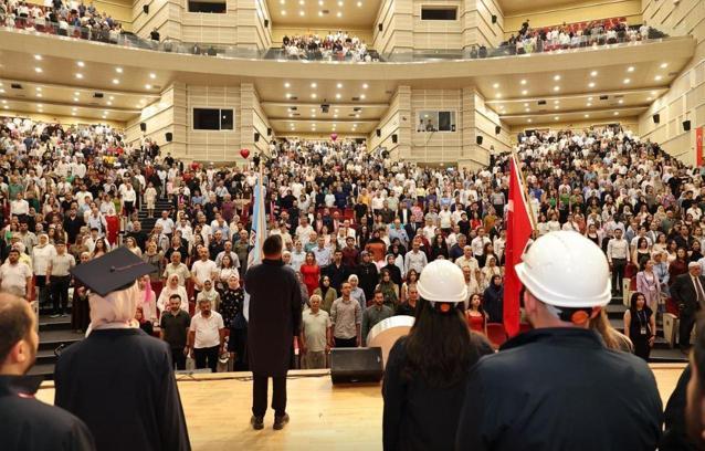 ERÜ Mühendislik Fakültesi'nden 702 öğrenci mezun oldu