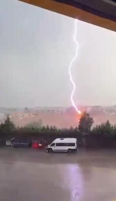 Ağaca yıldırım düşme anı kamerada