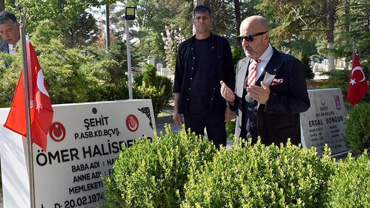 Dönemin Özel Kuvvetler Komutanı emekli Korgeneral Aksakallı, Ömer Halisdemir’in mezarını ziyaret etti