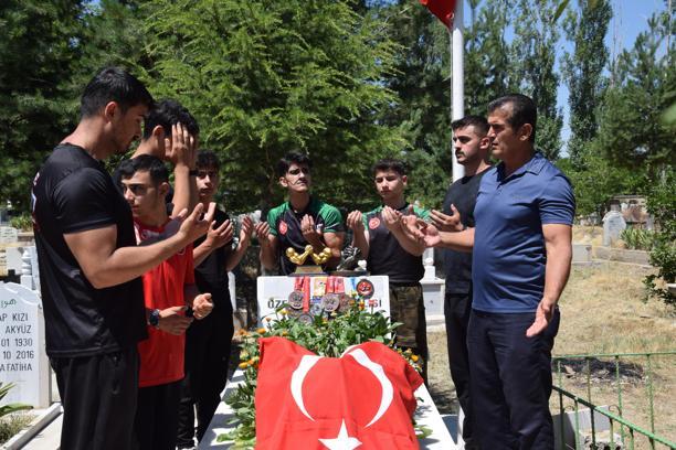 Şampiyon sporcular, şehit polis memurunun mezarına madalyalarını bırakıp, dua etti
