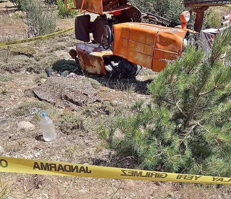 Devrilen traktörün sürücüsü hayatını kaybetti