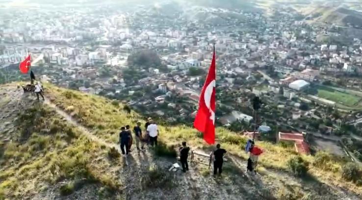 1600 rakımlı Stare Dağı’na tırmanıp, yıpranan bayrağı yenisiyle değiştirdiler