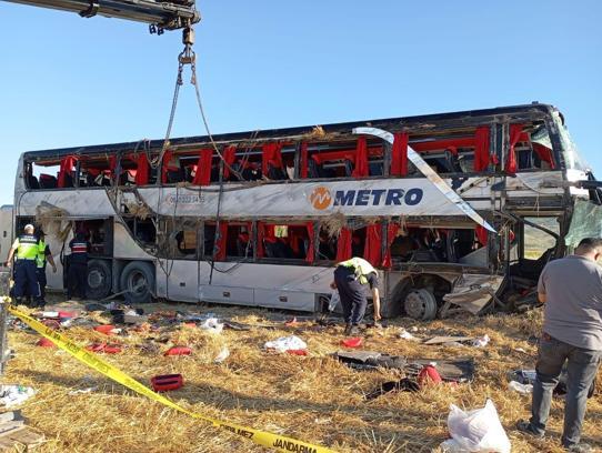 Amasya'da yolcu otobüsü devrildi; 2’si ağır, 46 yaralı