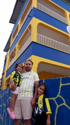 Fanatik Fenerbahçeli aile, yaşadıkları apartmanı sarı-laciverte boyadı