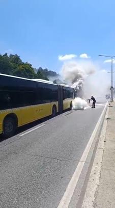 Ataşehir’de seyir halindeki İETT otobüsü alev alev yandı