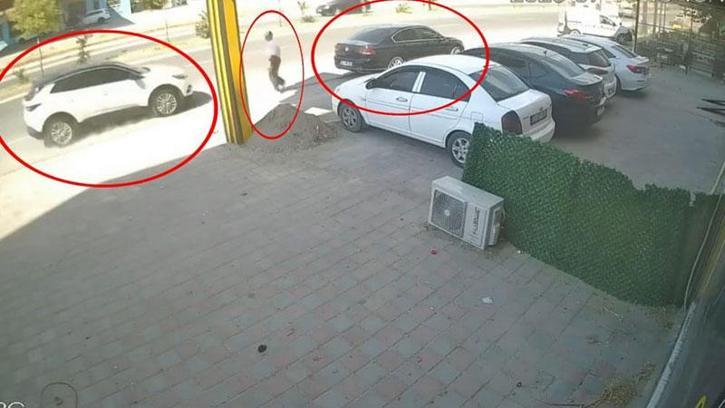 Cip, park halindeki otomobile çarptı, yaya son anda kurtuldu; kaza anı kamerada