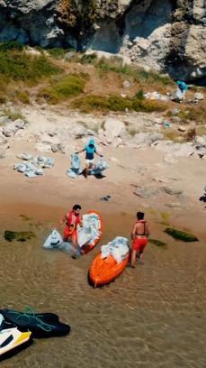 Şile'de günübirlik tatilcilerin bıraktığı çöpler jet ski ve kanolarla kıyıya taşındı