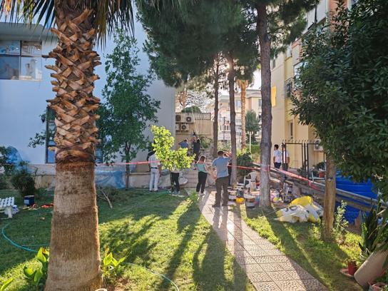 İzmir’de asma iskele devrildi: 3 işçi yaralandı