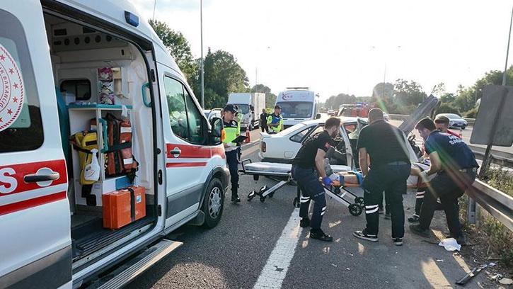 Anadolu Otoyolu'nda otomobil bariyere çarptı 3 yaralı