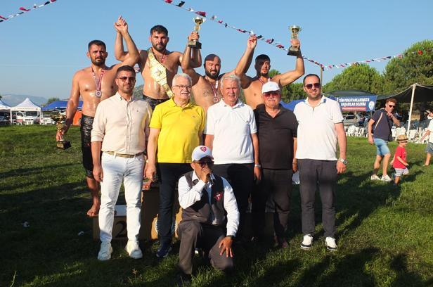 Burhaniye güreşlerinde Erkan Taş, başpehlivan oldu