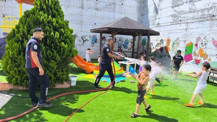 Hatay'da itfaiyesi sıcaktan bunalan çocukları serinletti