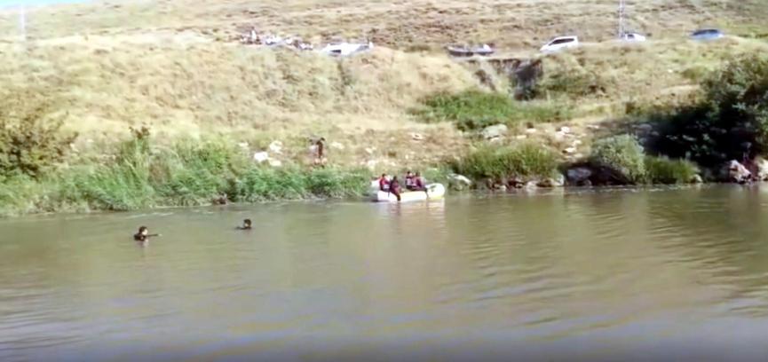 Çaya düşen kardeşlerden biri öldü, diğeri aranıyor