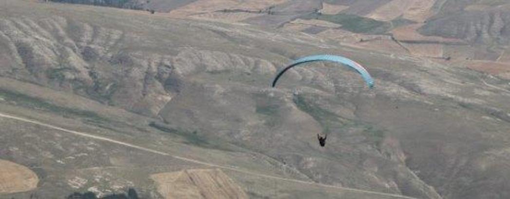 Kayalıklara düşen yamaç paraşütü pilotu öldü