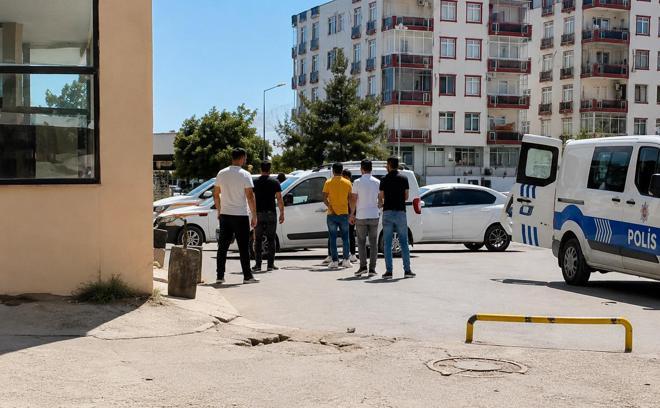 Yolunu kesip darbettikleri kişinin ruhsatlı tabancasını alıp kaçtılar