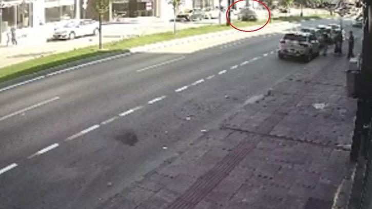 Refüjdeki ağaçlara ve aydınlatma direğine çarpan otomobilin takla attığı kaza kamerada: 2 yaralı