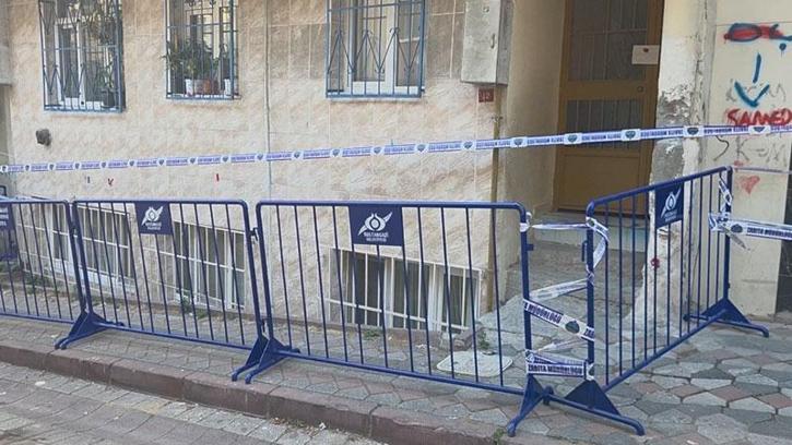 Sultangazi'de kolonlarında çatlaklar oluşan bina tahliye edildi