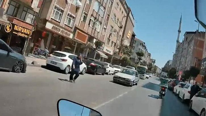 Esenler'de otomobilin kadına çarptığı anlar kamerada