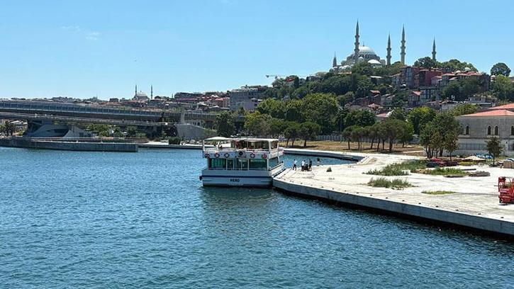 Haliç’te tur teknesi köprü ayağına çarptı; denize düşen personelin cansız bedeni bulundu