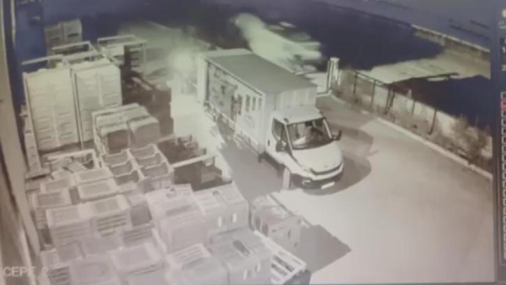 Kamyonetin traktöre ve bir tesisin duvarına çarptığı kaza kamerada: 1 ölü, 3 yaralı