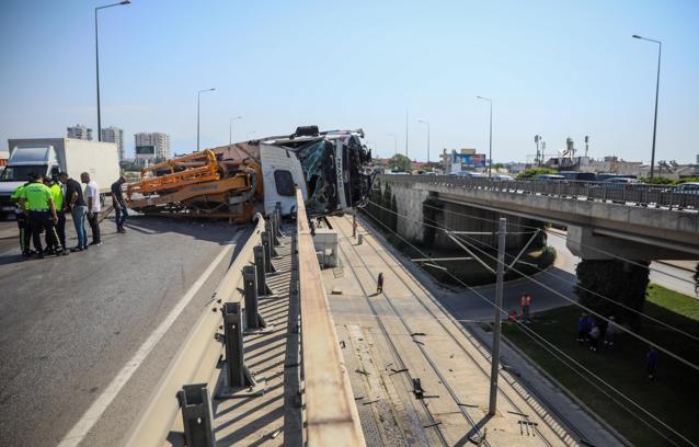 Yan yatan beton pompası kamyonu, üst geçitte asılı kaldı
