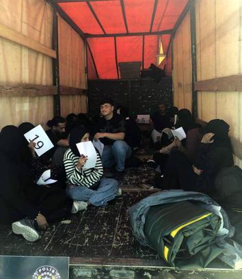 Kamyonetin kasasında 20 kaçak göçmen yakalandı