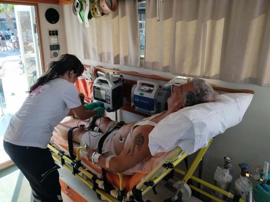 Mavi turda ve Yunan adasında rahatsızlanan 3 kişi, deniz ambulansıyla Bodrum'a taşındı