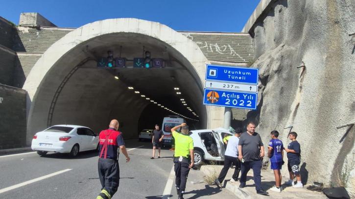 Tünel girişinde duvara çarpan otomobilin sürücüsü ağır yaralandı