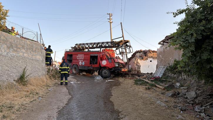 Yangından dönen itfaiye aracı evin duvarına çarptı; 3 personel yaralı