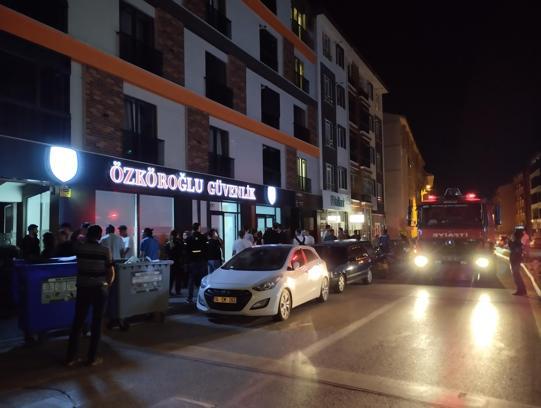 Patlayan apartman aydınlatması bina sakinlerini sokağa döktü
