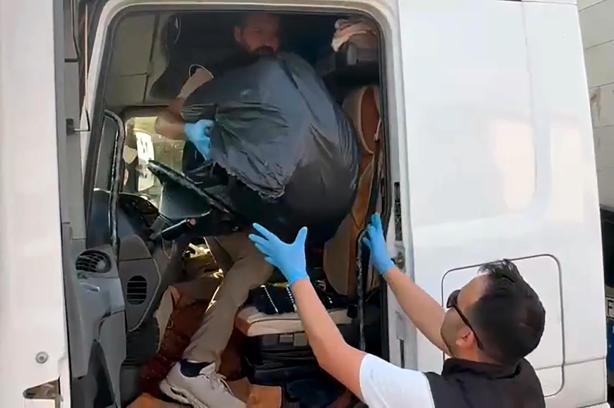 Polisin takibiyle durdurulan TIR’da 24 kilo skunk ele geçirildi