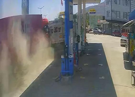 Şoförünü arı sokan TIR akaryakıt istasyonuna daldı; kaza kamerada