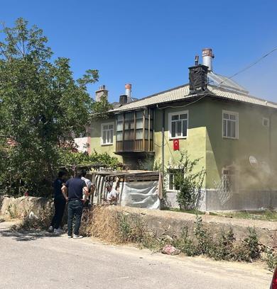 2 katlı evde yangın çıktı; içerideki 6 çocuğu itfaiyeciler kurtardı