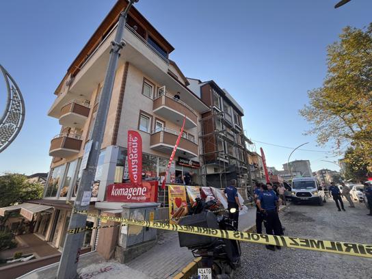 İnşaat iskelesinden düşen işçi öldü