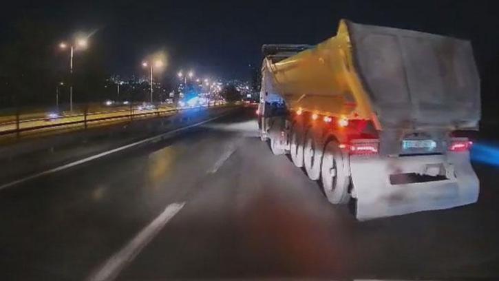 Esenyurt'ta kontrolsüz şerit değiştiren 2 hafriyat kamyonu kamerada