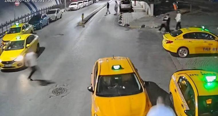 Sultangazi'de el freni çekilmeyen araçların hareket ettiği anlar kamerada