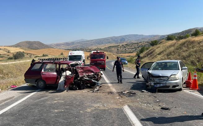 Otomobiller çarpıştı: 1 ölü, 6 yaralı