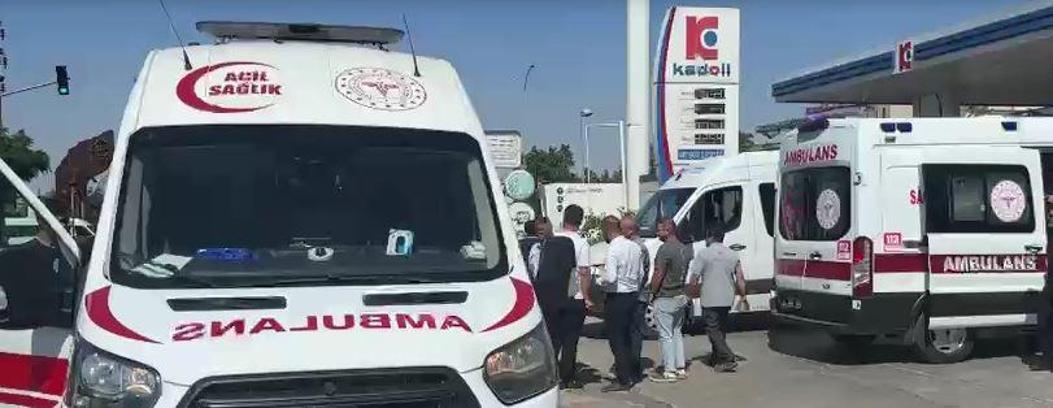 İşçi servis minibüsü, kamyona arkadan çarptı: 11 yaralı