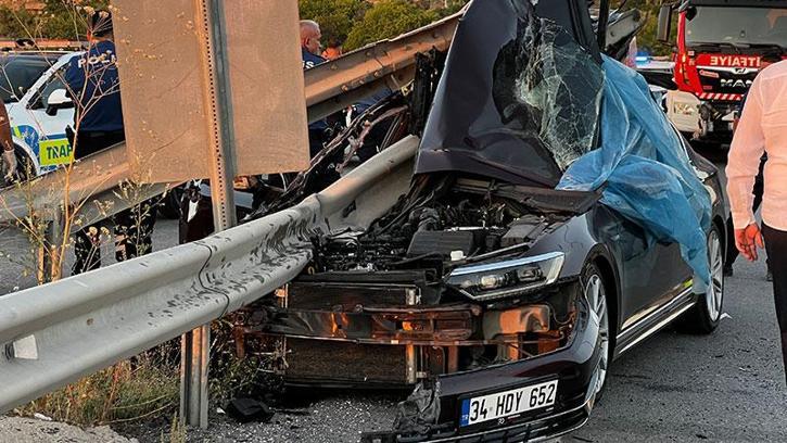 Düğün konvoyundaki otomobil bariyerlere çarptı: 1 ölü, 3 yaralı