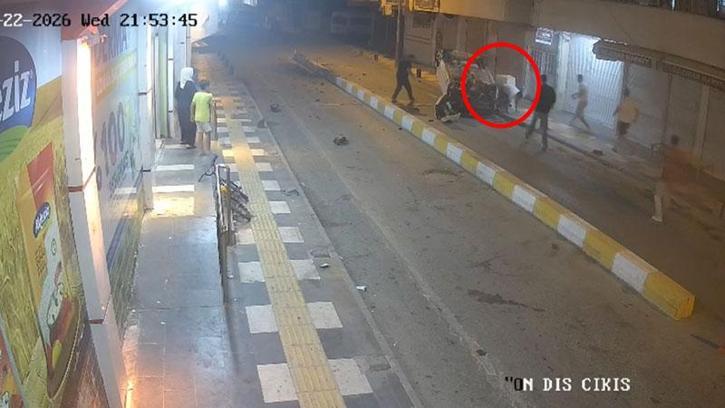 Refüje çarparak takla atan otomobilin sürücüsü yaralandı; kaza kamerada
