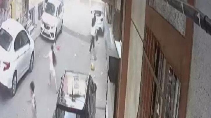 Esenler'de çocuklar fırtına nedeniyle uçan çatının altında kalmaktan son anda kurtuldu