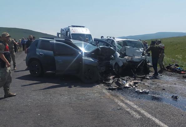 Ardahan'da 3 araç zincirleme kazaya karıştı; 3 ölü, 4 yaralı