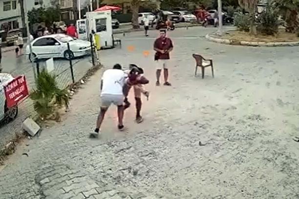 Sokakta çıkan tartışmada birbirini bıçakladılar; o anlar kamerada