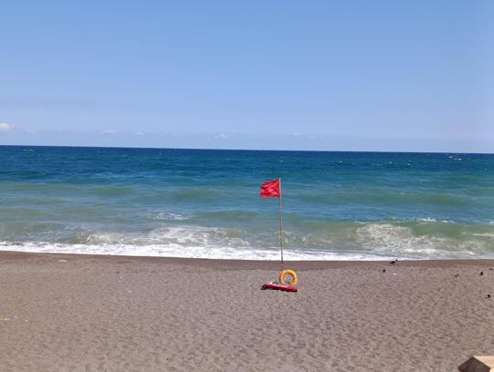 Akçakoca’da olumsuz hava şartları nedeniyle denize girmek yasaklandı